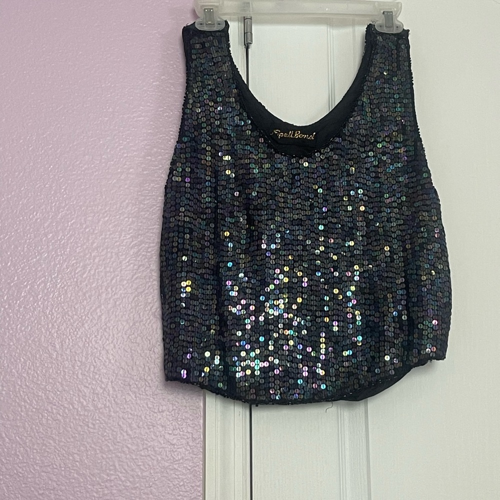 Black sleeveless shirt with sequins. One Size
